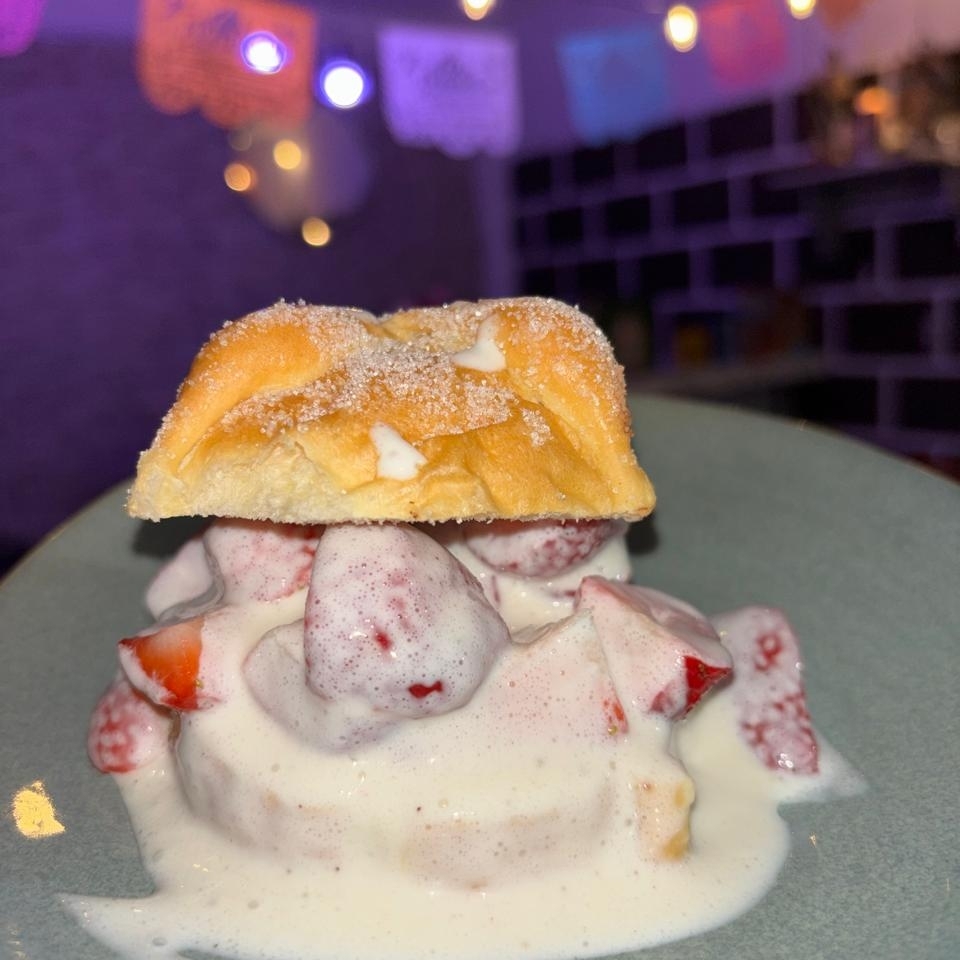 Pan de Muerto Relleno de fresas con crema
