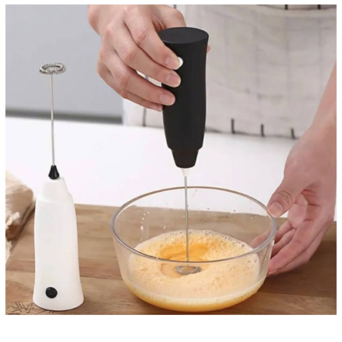 O Mini Mixer Elétrico para Bebidas é ideal para preparar shakes, sucos, smoothies e coquetéis de forma rápida e eficiente. Compacto e fácil de usar, ele garante uma mistura homogênea com seu motor potente. Perfeito para o uso diário em casa, no trabalho ou durante viagens, oferece praticidade sem ocupar muito espaço.  Mini Mixer Elétrico é a solução para quem busca misturar bebidas de forma simples e rápida.  mini mixer elétrico para bebidas, mixer para bebidas, mixer portátil, mixer para sucos e shakes, mixer para coquetéis e smoothies.