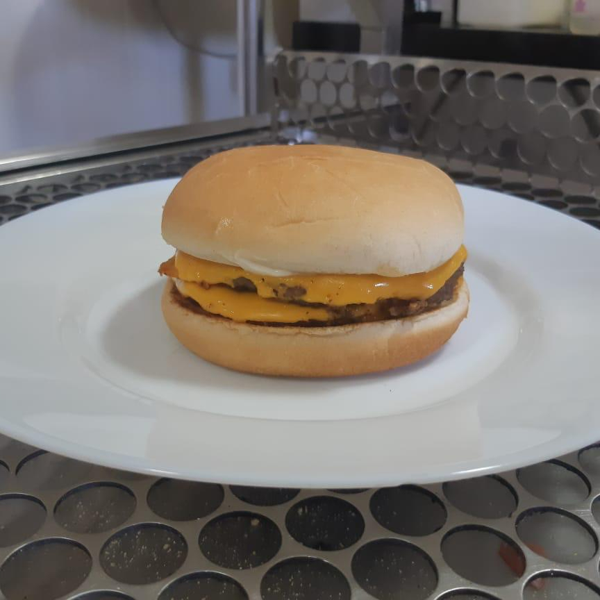 PAO COM GERGILIN +2 HAMBURGUERES 100G CADA + CHEDDAR + MOLHO ESPECIAL - A BASE DE MAIONESE