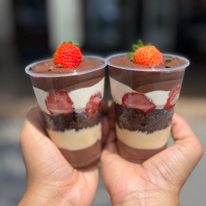 Um delicioso copo da felicidade com nosso famoso bolo de chocolate e nosso delicioso brigadeiro de ninho, mousse de ninho e brigadeiro gourmet 50% cacau com bastante morango servindo muito bem 1 pessoa 200ml.