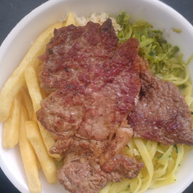 arroz, feijão, macarrão, legumes, farofa, batata frita, Bife na chapa e acompanha salada