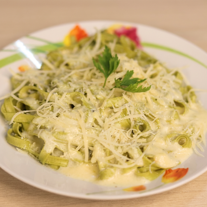 Delicie-se com a nossa opção 'Monte o seu prato', ideal para um apreciador singular de massas. Este prato, cuidadosamente pensado para servir uma pessoa, permite-lhe selecionar a massa de sua preferência. Acresça a isso um dos nossos saborosos molhos, cuidadosamente preparados com ingredientes frescos. Para completar esta experiência gastronômica, o prato é generosamente coberto com parmesão, que