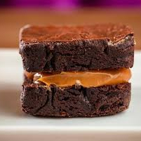 Delicioso brownierfeito com um doce de leite caseiro, somente para apaixonados por doce de leite.