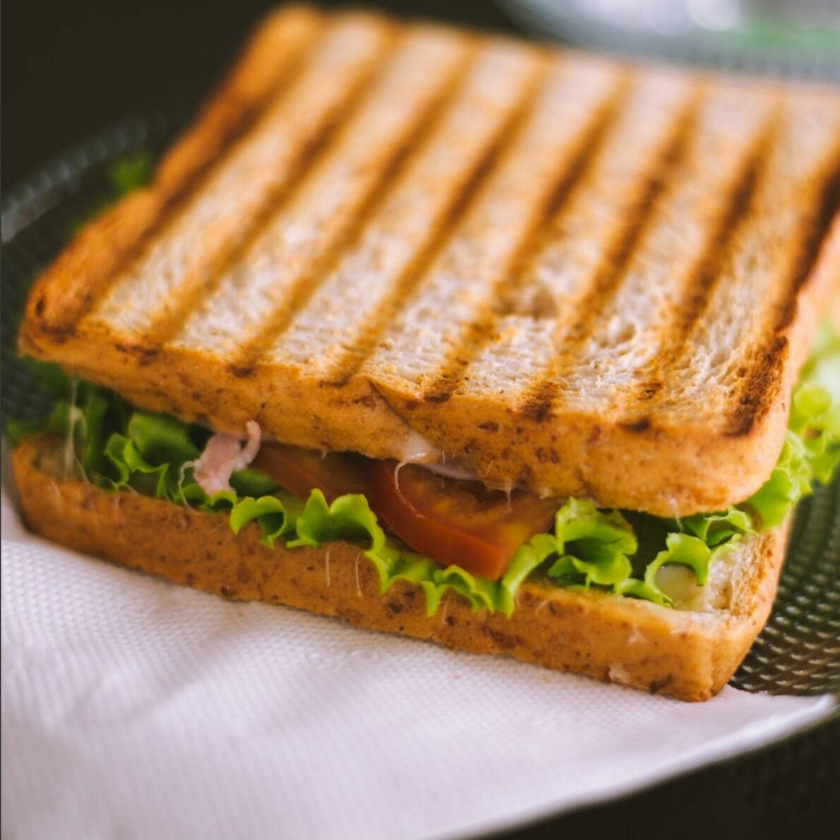 Pão, queijo, presunto e salada