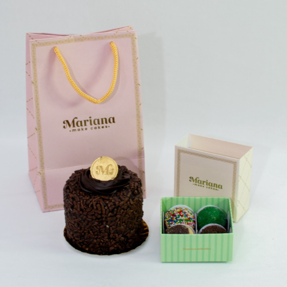 Kit acompanha mini cake 8cm (serve uma pessoa) recheio e cobertura de brigadeiro, caixa com 4 docinhos sabores variados e sacola para presente.