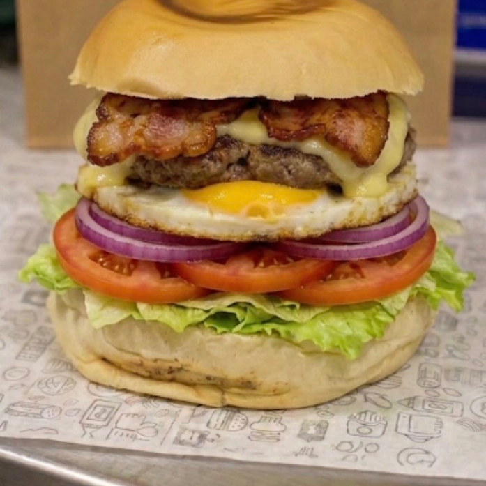 Hambúrguer, mussarela, ovo, bacon , alface, tomate, cebola roxa, maionese e k