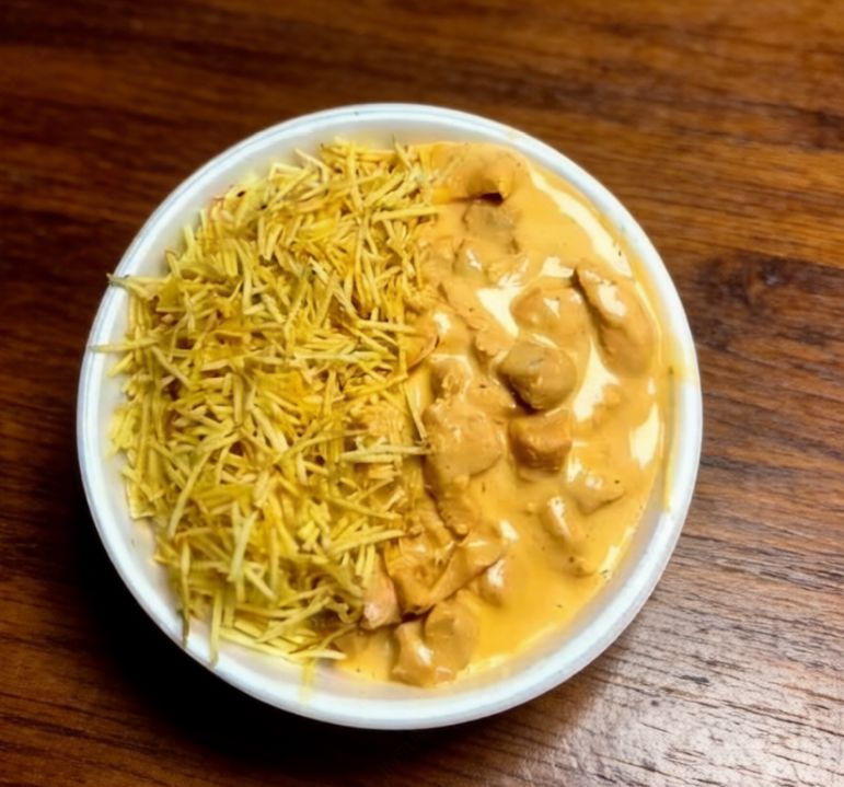 Strogonoff cremoso com arroz branco soltinho e batata palha crocante. Uma combinação clássica, feita com carinho, que entrega sabor e aconchego em cada garfada.