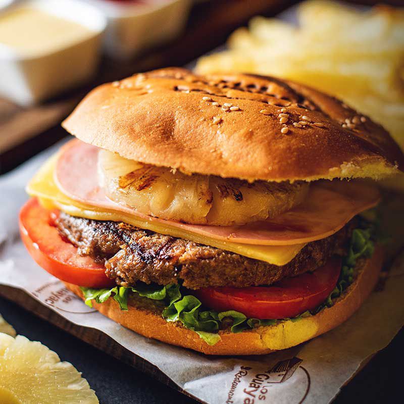 Hamburguesa hawaiana con papas