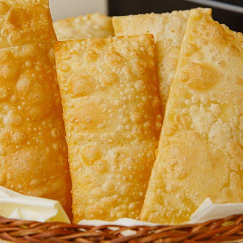 Pastel frito na hora, sabor carne moída,queijo e frango com catupiry . tradicional