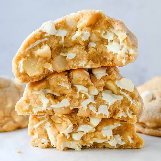 Cookie feito com nossa massa estilo New york com pedaços de macadâmia e chocolate branco.