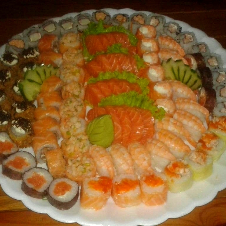 20 SASHIMI DE SALMÃO, 12 NIGIRI DE CAMARÃO, 06 DYOU DE CAMARÃO, 08 DYOU DE SALMÃO, 08 EBI TEM ESPECIAL, 08 URAMAKI DE SALMÃO GRELHADO, 08 URAMAKI DE KANI, 08 URAMAKI DE SALMÃO CRU E CREAM CHEESE, 10 SHAKE COUVE, 04 ACELGA MAKI, 04 FILADÉLFIA LIGHT, 04 IIDO SAM.