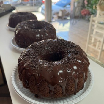 Massa fofinha de chocolate com cobertura de ganache de chocolate e granulado crocante