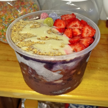 Açaí 1 Litro com Frutas e Nutella Na Manuella Açaí & Cia, você encontra a verdadeira explosão de sabores e qualidade! Delicie-se com 1 litro de açaí cremoso, acompanhado de frutas fresquinhas e aquela generosa camada de Nutella que todo mundo ama! Peça já e descubra por que nosso açaí é o mais amado da região!
