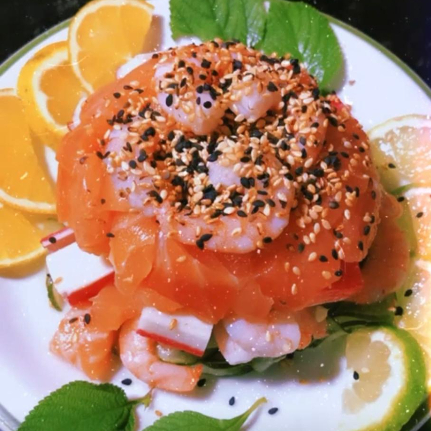 Experimente o Sunomono especial com salmão, camarão, kani, peixe branco, polvo e gergelim, uma explosão de sabores do mar.