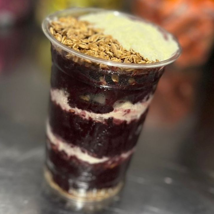 Açai, leite condensado, granola, amendoin e leite em po