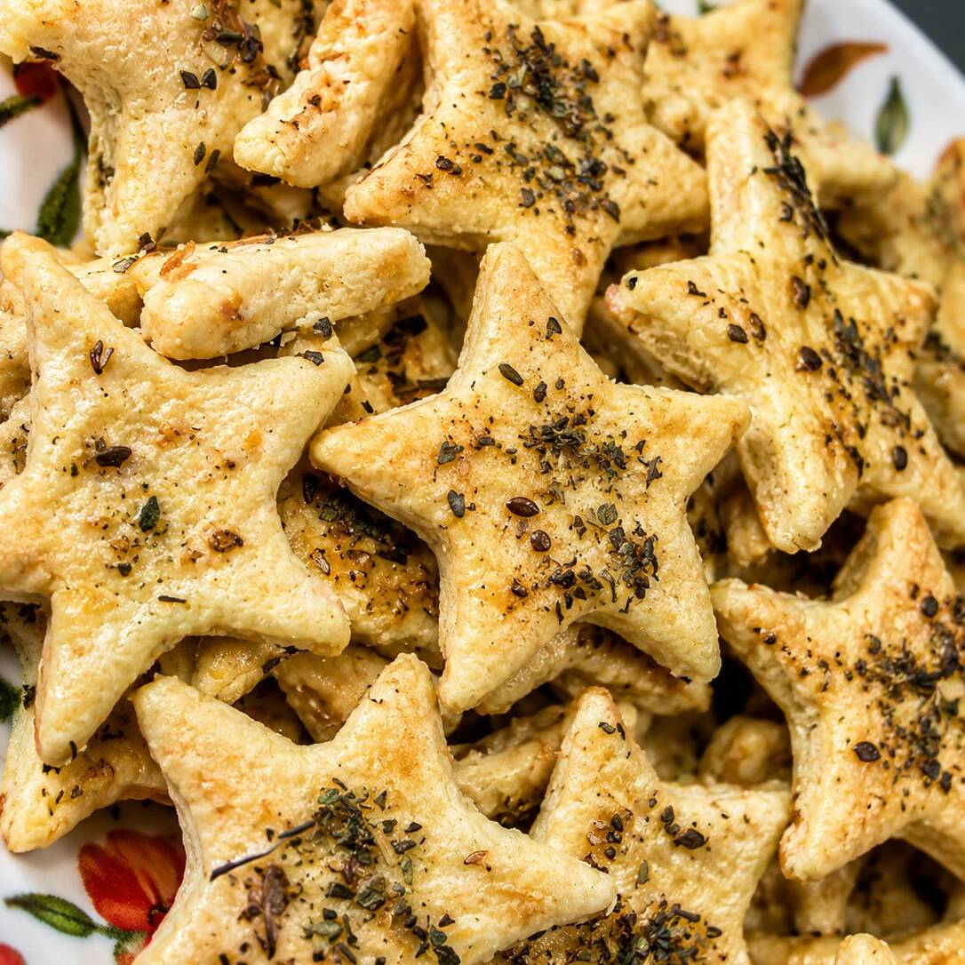 Biscoitos leves, crocantes e saborosos, feitos com queijo e um toque especial de orégano. Perfeitos para acompanhar café ou chá.