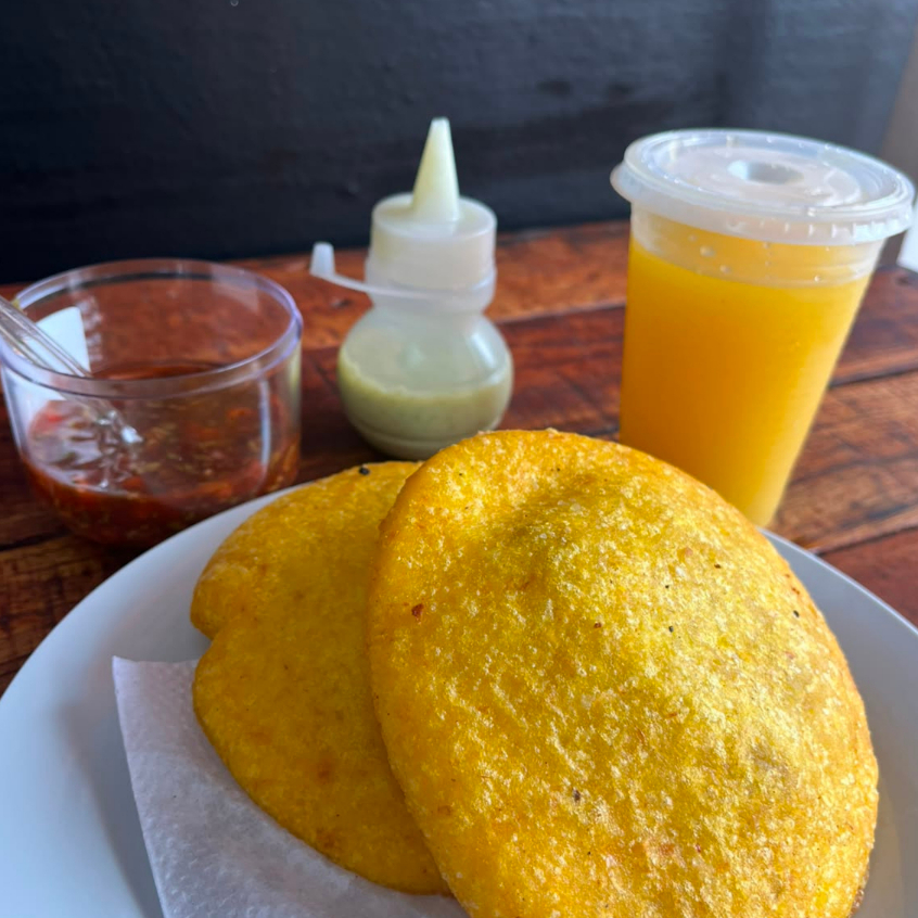 Arepa de Huevo con Pollo Ranchero + Jugo