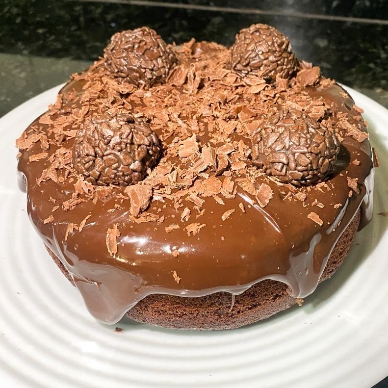 Massa de chocolate, recheada com brigadeiro de chocolate cremoso, finalizado com granulado e brigadeiro.