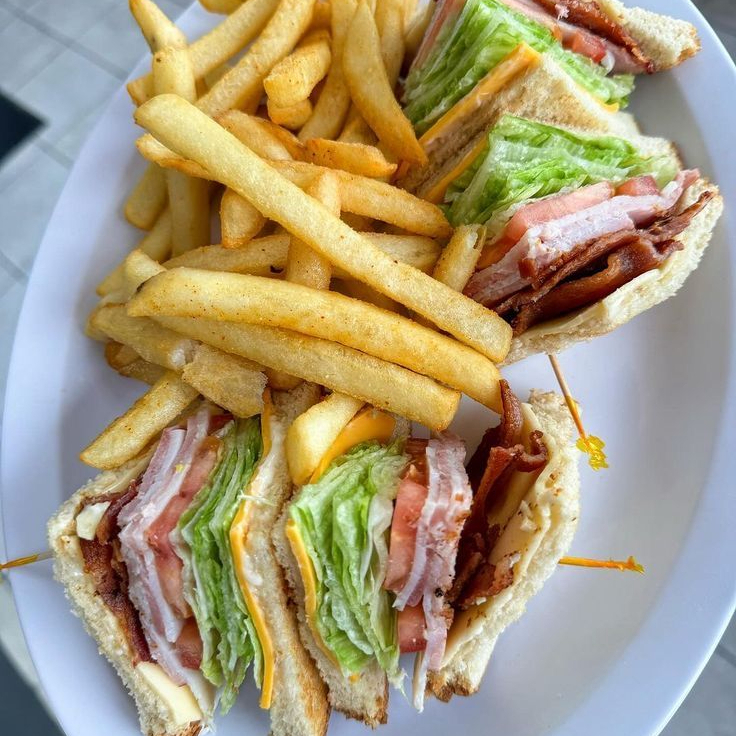 3 club sandwich y 2 explosiones frutales