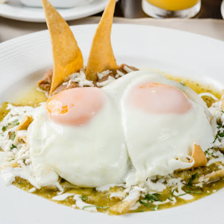 CHILAQUILES VERDES CON HUEVO ESTRELLADO