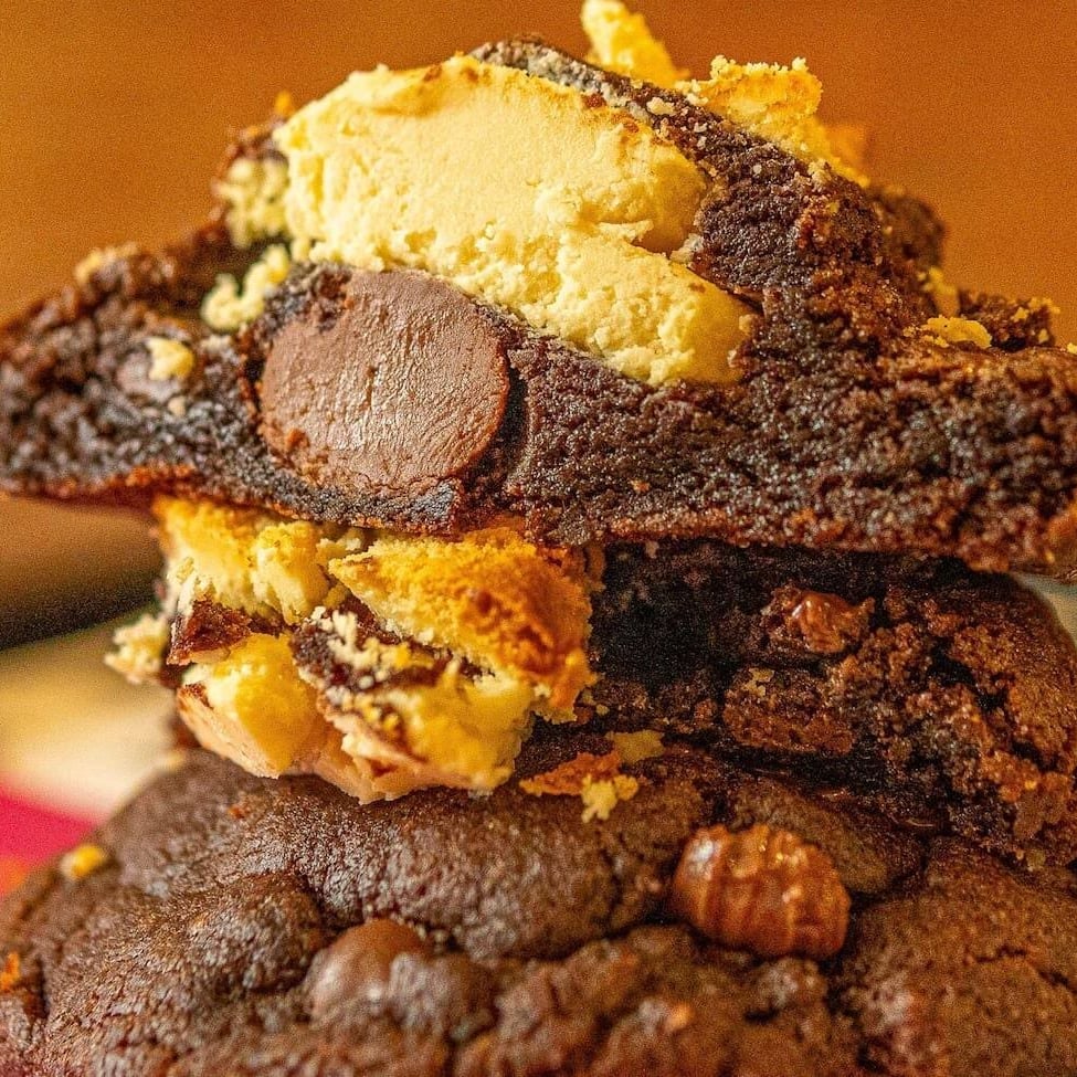 Nosso cookie diferentão, feito com massa de chocolate, mix de gotinhas de chocolate meio amargo e chocolate ao leite, e suuuper recheado com Batom e Galak, aquela combinação que deu muito certo! Recomendação: aqueça por 20 segundos no microondas