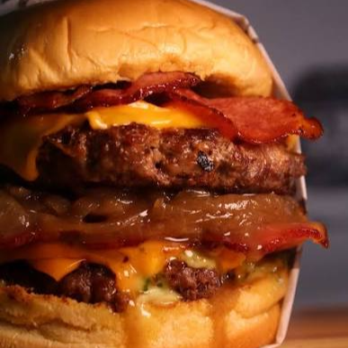 E aí? Vai se render a essa tentação? Com uma carne de 150g grelhada em chama forte com queijo muçarela derretendo em um pão brioche fofinho, tiras de bacon crocante, um espetáculo de molho barbecue e cebola caramelizada com toque de açúcar mascavo, rúcula e a nossa maionese caseira.