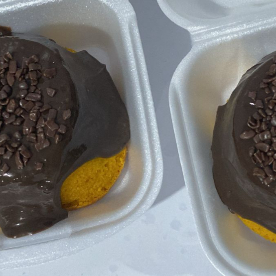 Dois deliciosos vulcãozinhos de cenoura com cobertura de brigadeiro tradicional caseiro e finalizados com granule de chocolate