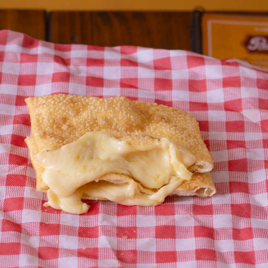 Apresentamos nosso Pastel de Queijo, um verdadeiro pedaço de felicidade gastronômica! Com dimensões generosas, aproximadamente 20x15cm, é a escolha perfeita para os verdadeiros apreciadores do sabor inconfundível e envolvente do queijo. Cada mordida é uma experiência única, que celebra a tradição dos autênticos pastéis brasileiros. Convidamos você a se deliciar com essa iguaria irresistível, que promete conquistar seu paladar e tornar cada momento ainda mais especial.
