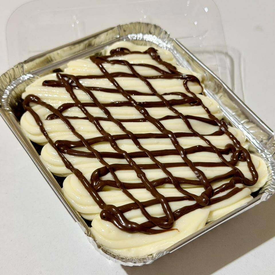 Massa de chocolate fofinha e bem molhadinha, com cobertura cremosa de Ninho e um delicioso toque de creme de avelã com cacau. Servido gelado, é irresistível do início ao fim!