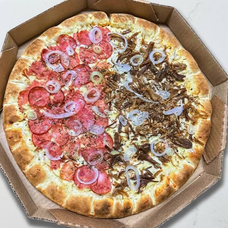 Deliciosa pizza grande artesanal 8 fatias, metade calabresa e metade carne do sol acebolada.
1/2 Pizza Nordestina - Molho especial, mussarela, carne do sol, cebola e orégano.
1/2 Pizza Carne do sol acebolada - Molho especial, mussarela, carne do sol, cebola e orégano
