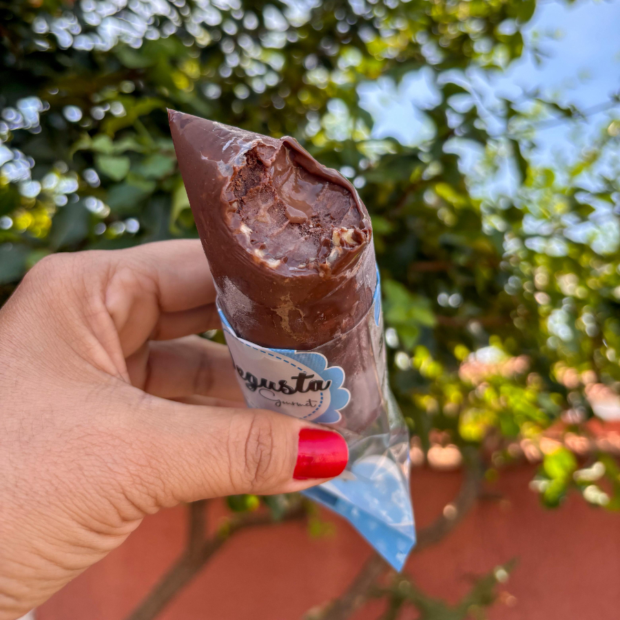 Inspirado no bombom Ferrero Rocher®, esse sacolé é puro requinte! Feito com uma base cremosa de cacau 50% e avelã, tem uma casquinha irresistível de Nutella ® original com pedacinhos crocantes de amendoim. Uma explosão de sabor sofisticado que conquista do primeiro ao último pedaço!