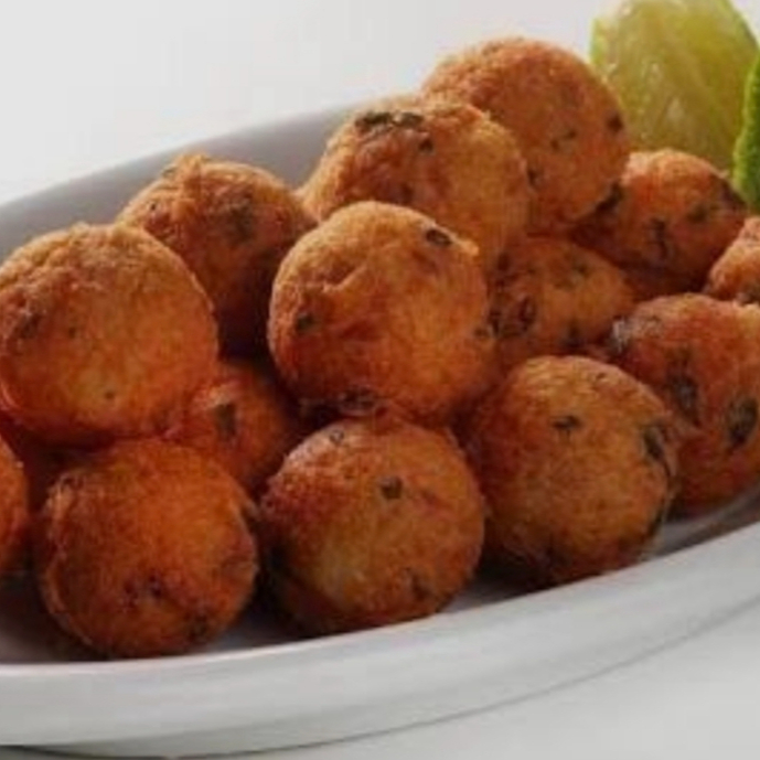 Bolinho de peixe frito, acompanha geleia de pimenta
