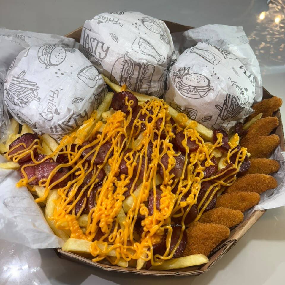 3 X-burguer, batata, 6 nuggets, calabresa e cheddar