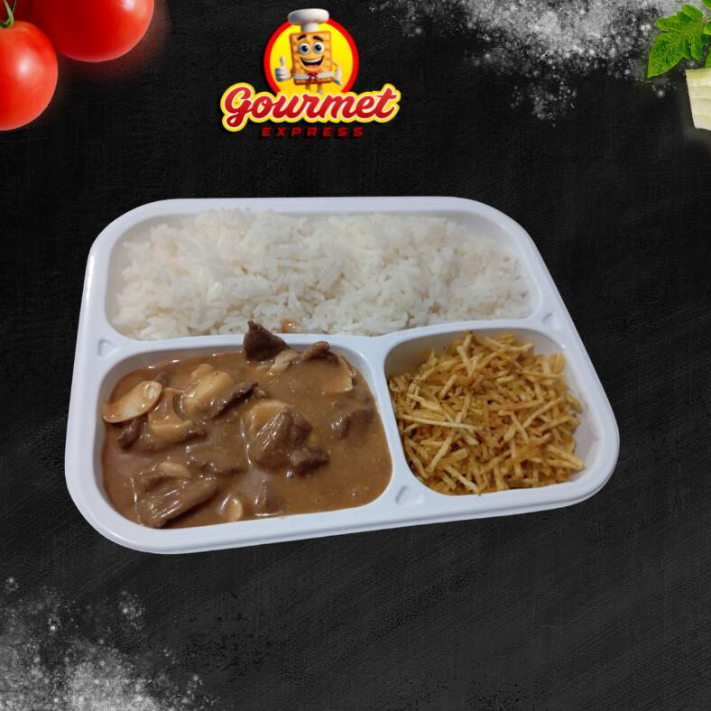 Strogonoff de Carne com Champignon, preparado com carne bovina macia, champignon fatiado e molho cremoso bem temperado. Marmita bem servida, aproximadamente 600g, ideal para uma refeição completa.