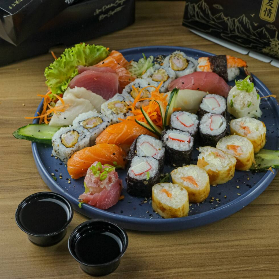 6 Hossomaki De Kani - 6 Uramaki De Ebi -5 Hot De Salmão ( Sem Arroz ) - 2 Niguiri De Salmão - 1 Niguiri De Peixe Branco - 1 Niguiri De Atum - 1 Niguiri De Camarão - 2 Sashimi De Salmão - 2 Sashimi De Atum - 2 Sashimi De Peixe Branco - 01 Joe De Atum - 01 Joe De Peixe Branco