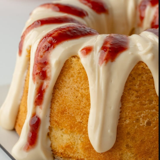 Delicioso bolo caseiro super fofinho, preparado com leite Ninho para um sabor suave e irresistível. Recheado e coberto com um creme cremoso de Ninho, finalizado com uma generosa camada de geleia artesanal de morango, trazendo o equilíbrio perfeito entre o doce e o levemente ácido. Uma combinação clássica que derrete na boca e conquista a cada pedaço!