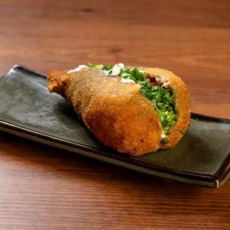 Temaki de salmão grelhado empanado frito com cream cheese e cebolinha