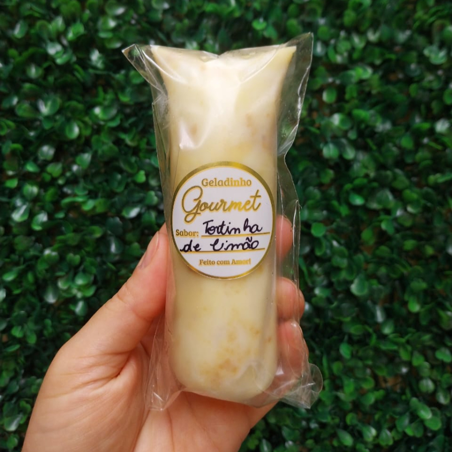 Geladinho Gourmet Mousse de limão feito com o próprio suco de limão pra deixar ele ainda mais azedinho com pedacinhos de bolachas pra deixar aquela crocância de tortinhas e pra melhorar ainda tem uma deliciosa casquinha de chocolate branco. Cremoso, gostoso e viciante pra você se refrescar! Obs. Aproximadamente 150ml.