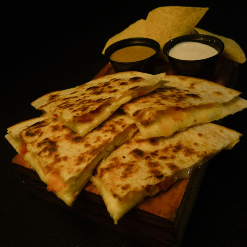 4 FATIAS DE QUESADILLA C/ MUÇARELA E CHEDDAR + PICO DE GALO