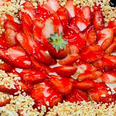 Torta tradicional com deliciosa massa crocante, recheio de creme de confeiteiro macio com Chantininho e coberto de apetitosos morangos frescos e deliciosa geléia de morangos com amendoins na lateral. Torta média, serve de 4 a 5 pessoas