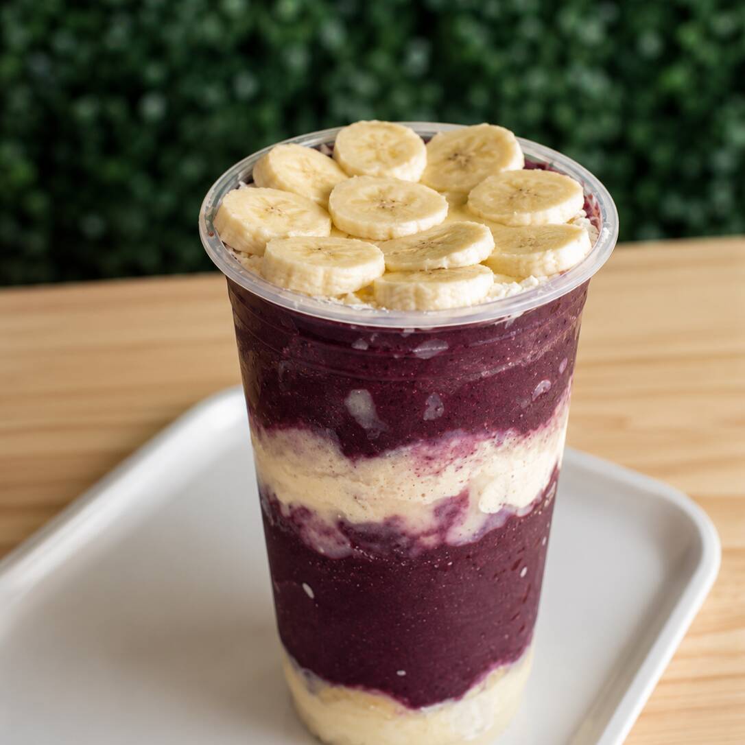Açaí 700ml com 3 camadas generosas de leite em pó, leite condensado, granola e banana. Montado camada por camada, bem recheado.