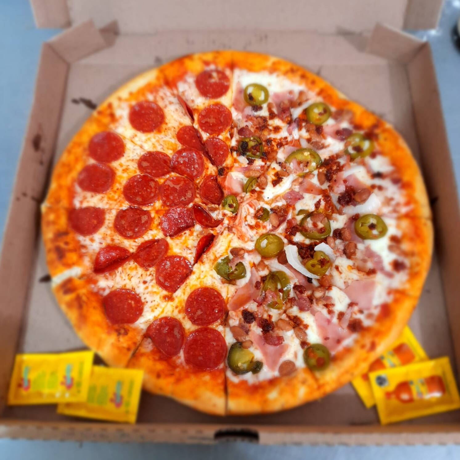 Pizza Combinada Mediana 8 Trozos