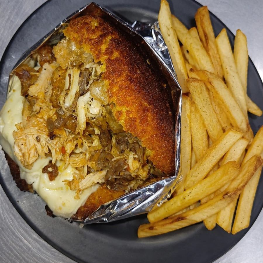 Arepa de Choclo con Todo más Papas