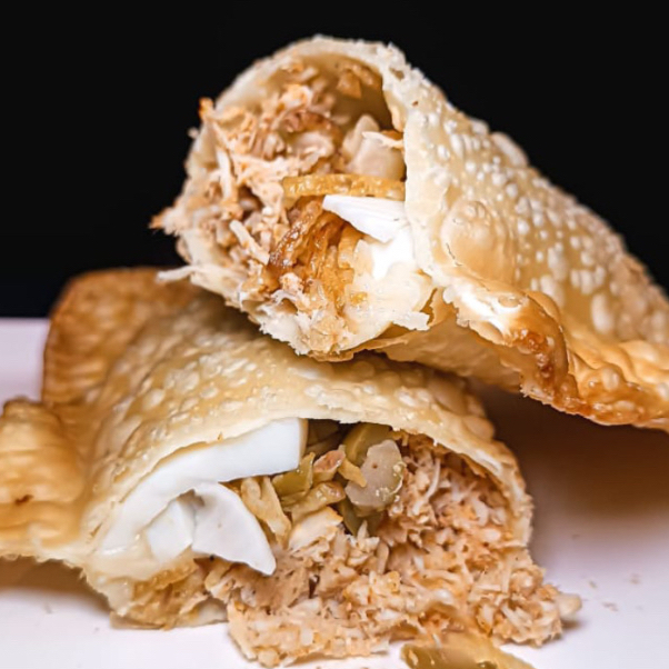 FRENGO DESFIADO COM QUEIJO MINAS ,CATUPIRY,OVO,AZEITONA PICADA,E BATATA PALHA