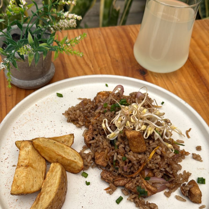 Wok de pollo, papas y bebida