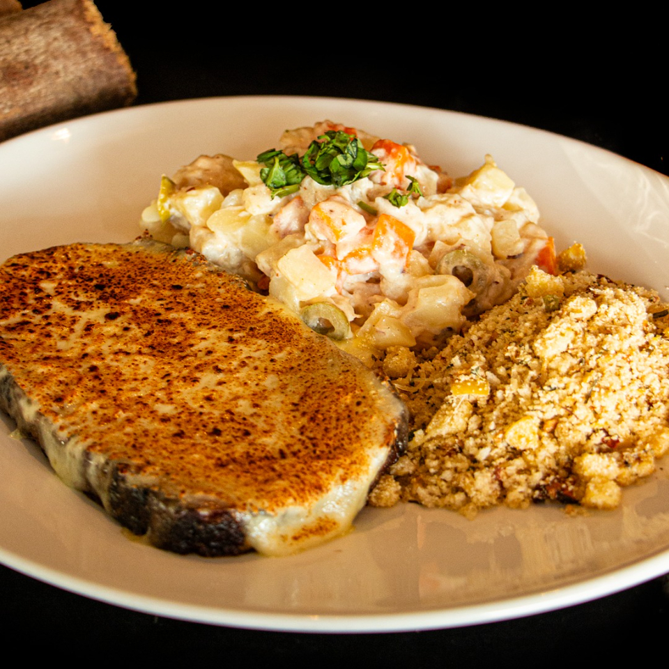 Cupim defumado por horas, coberto com queijo gratinado. Acompanha farofa e maionese de batatas