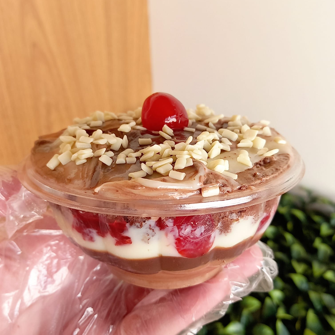 Bolo de Chocolate 100% Cacau com recheio cremoso de Brigadeiro belga e Ninho cremoso com muitas cerejas picadas. Cobertura granulado de Chocolate Branco Belga e cereja.