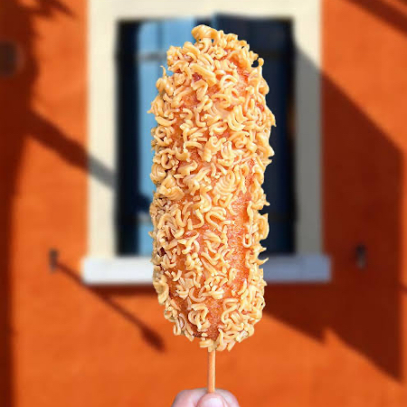 Banderilla de Salchicha Cubierta de Ramen