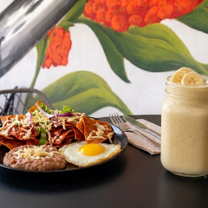 Chilaquiles Tradicionales + Licuado de plátano