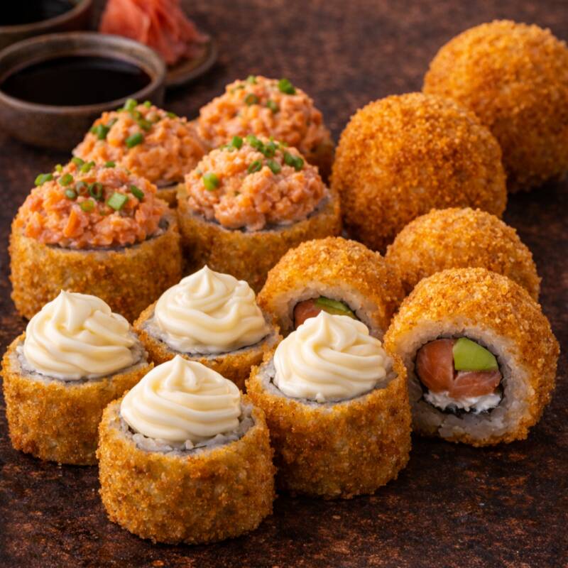 Cinco Hot especial com patê de salmão por cima cinco Hot especial com cream cheese por cima dois bolinho de salmão com cream cheese